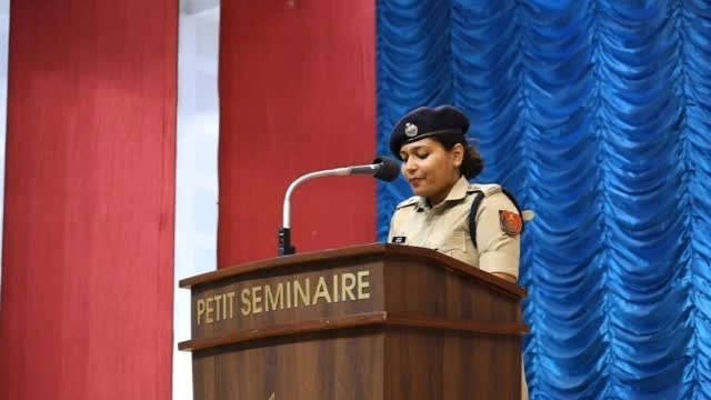 Isha Singh IPS Age